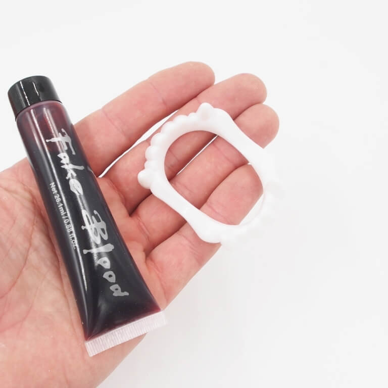 Dirbtinis kraujas ir dantys