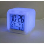 Spalvas keičiantis elektroninis laikrodis. led