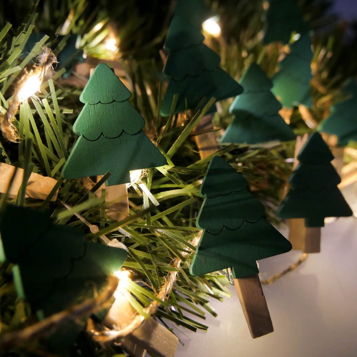 Kalėdinė LED girlianda su mediniais segtukais Eglutės , 10 LED, 2,2 m