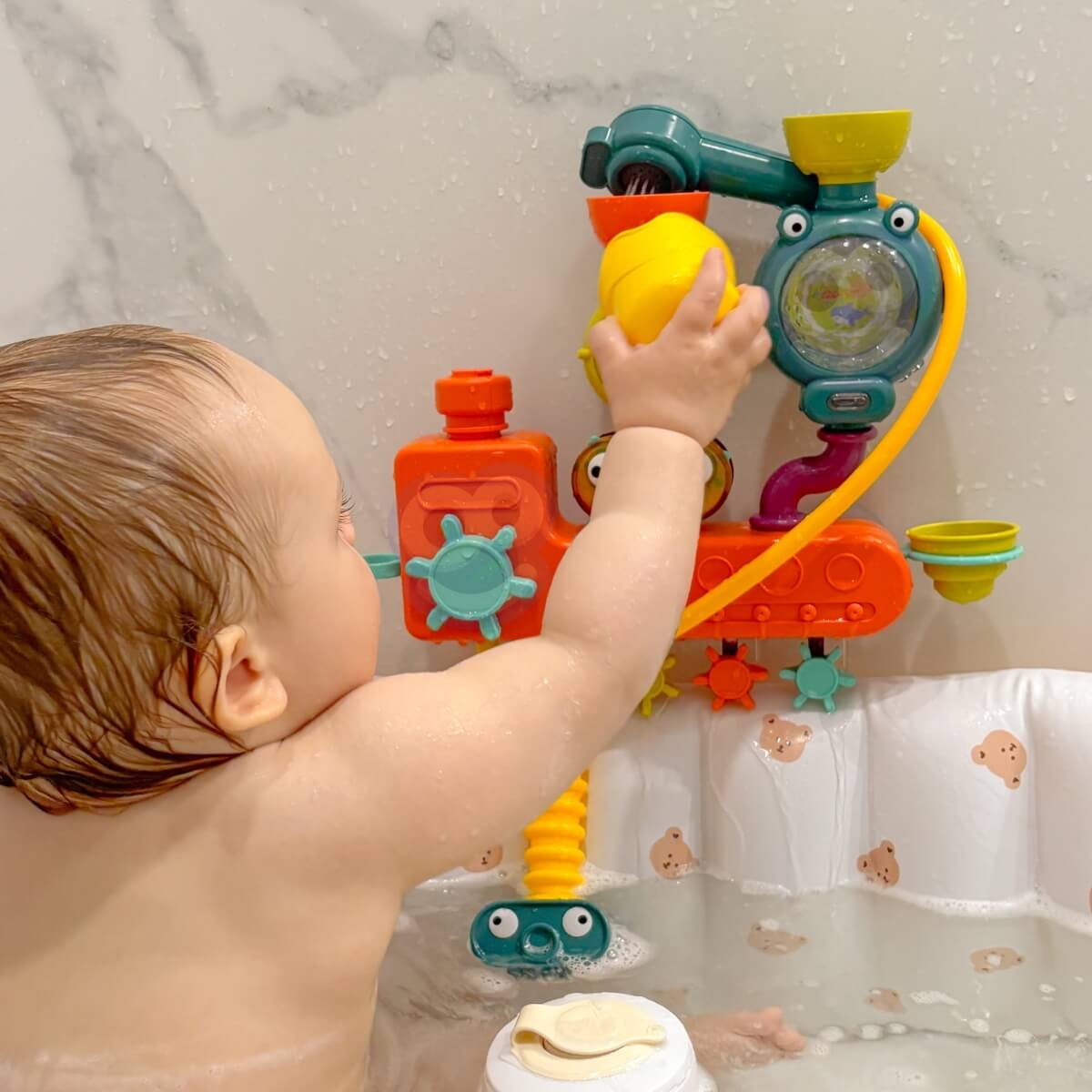 Vonios žaislas Woopie Vandens antis Su siurbtukais ir dušu 18+ mėn