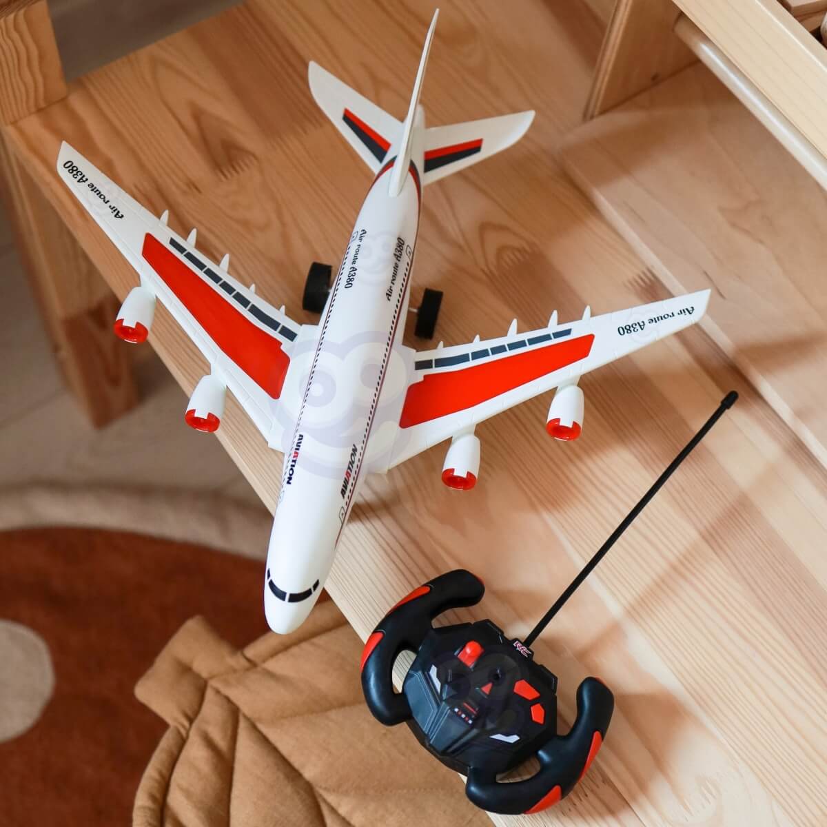 RC lėktuvas AIRLINE su nuotoliniu valdymu raudonai baltas