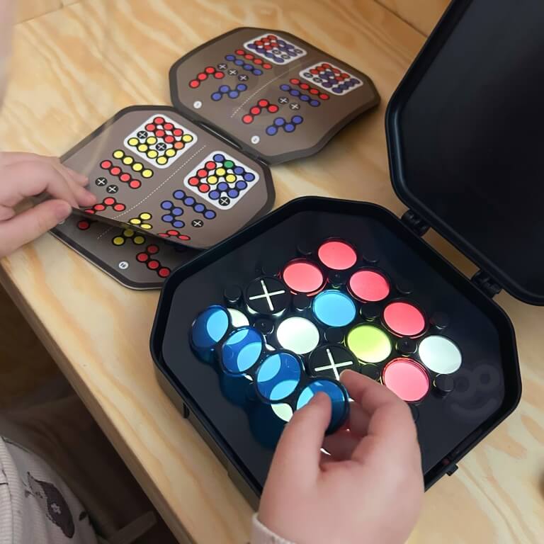 Loginis žaidimas Woopie Arrange Pattern su apšviesta lenta 50 užduočių