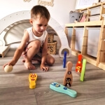 Vaikiški mediniai kėgliai, Tooky Toy