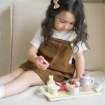 Žaislinis medinis arbatos indų rinkinys su padėklu ir saldumynais , Classic World  14 dalių